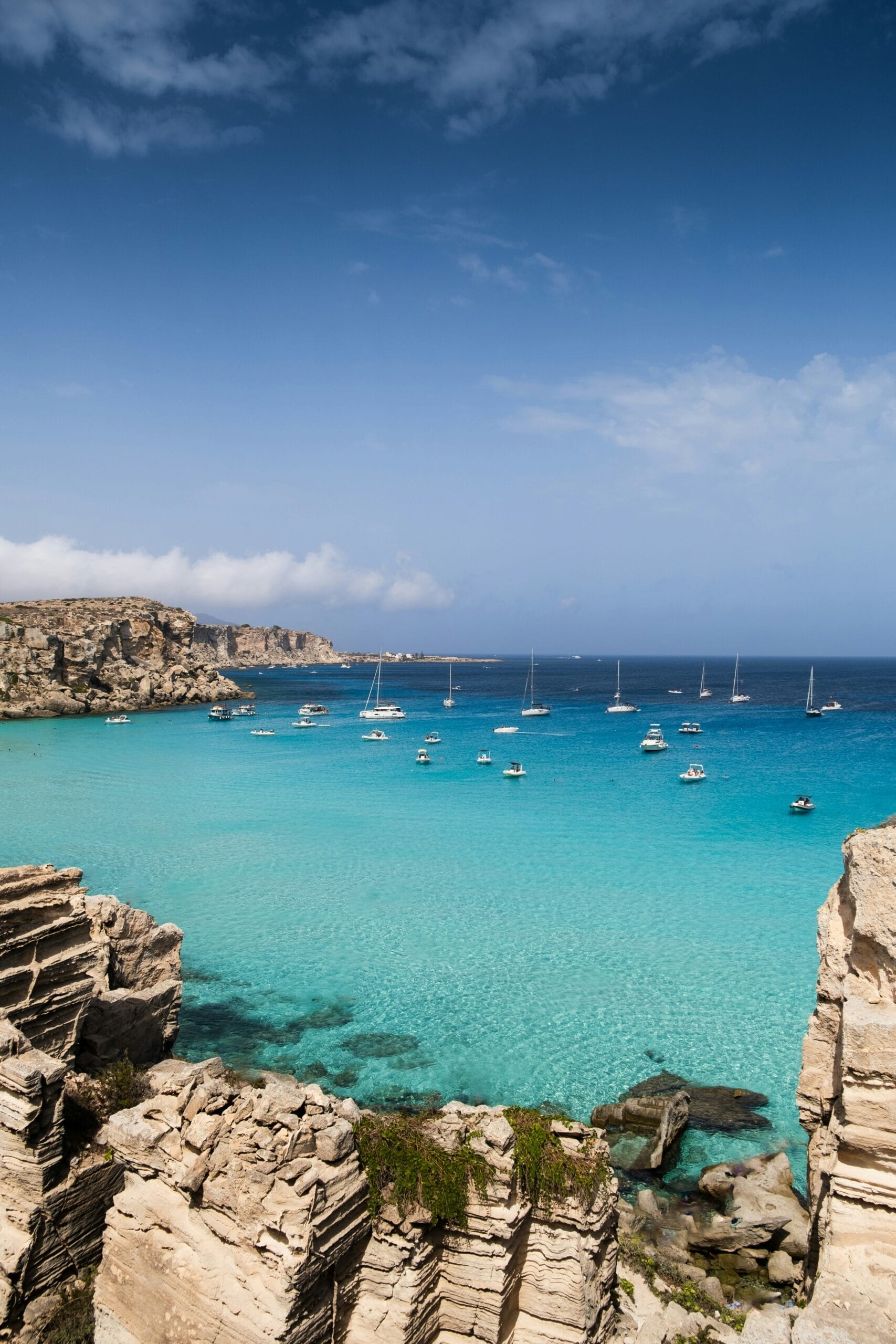 Vista aerea di Cala Rossa a Favignana con barche ormeggiate nel mare turchese